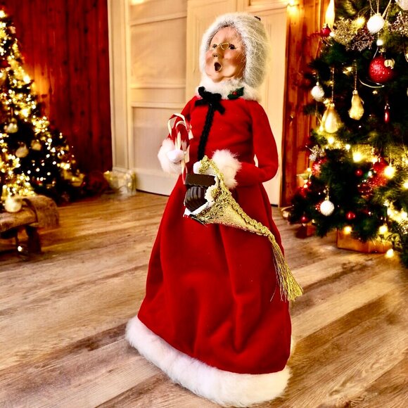 Byers' Choice The Carolers Mrs. Claus with Candy Canes and Chocolate 2009 - Picture 3 of 16
